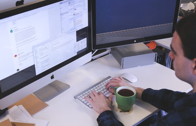 Homme assis à un bureau, réfléchissant à un projet de reconversion professionnelle